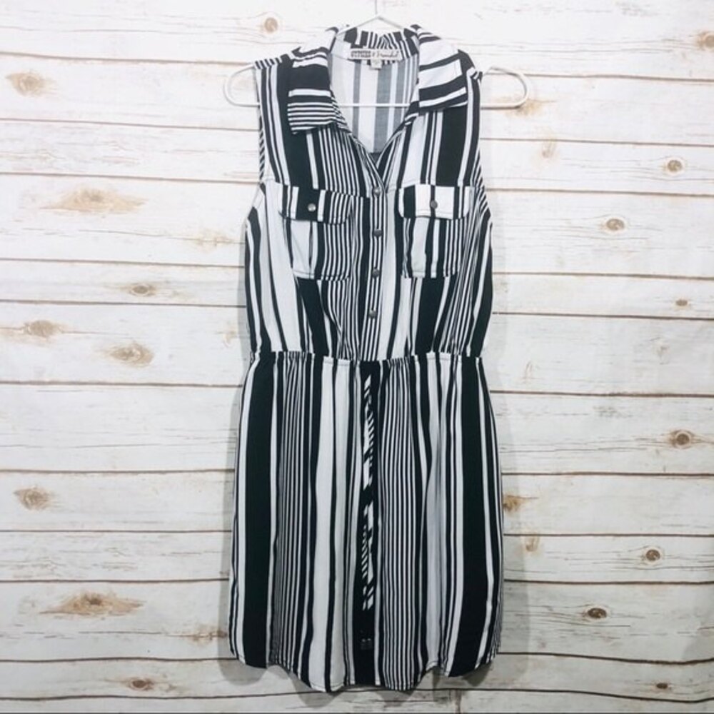 Gypsies & Moondust black/white v neck button dress size M